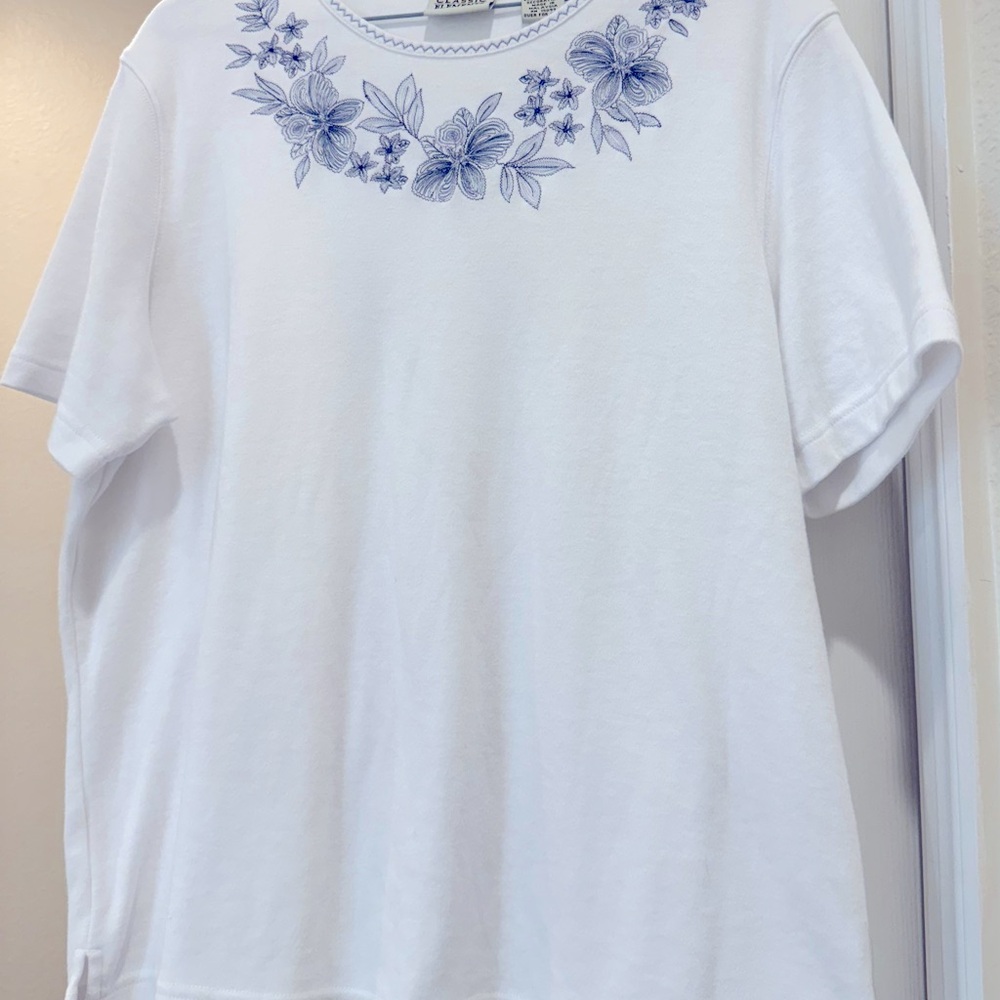 VTG white short sleeve top blue floral embroidery beaded embellishments Sz L